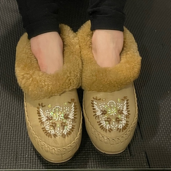 Hand beaded moccasins - Picture 3 of 10
